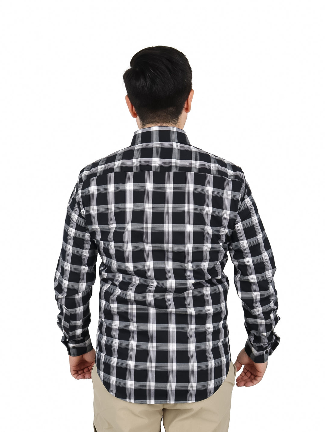 Hombre vistiendo camisa de manga larga con estampado de cuadros en color negro y gris.
