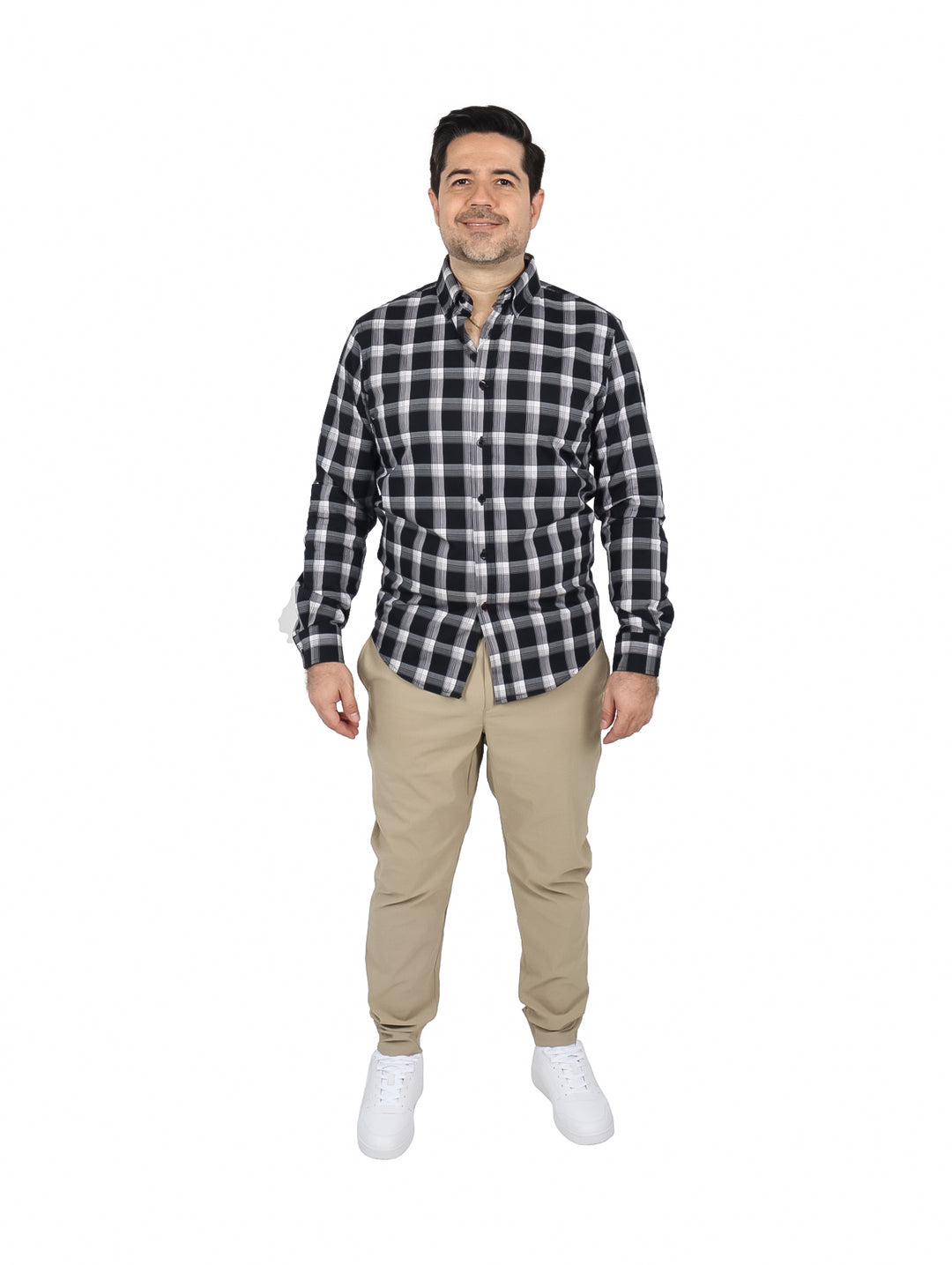 Hombre vistiendo camisa de manga larga con estampado de cuadros en color negro y gris.