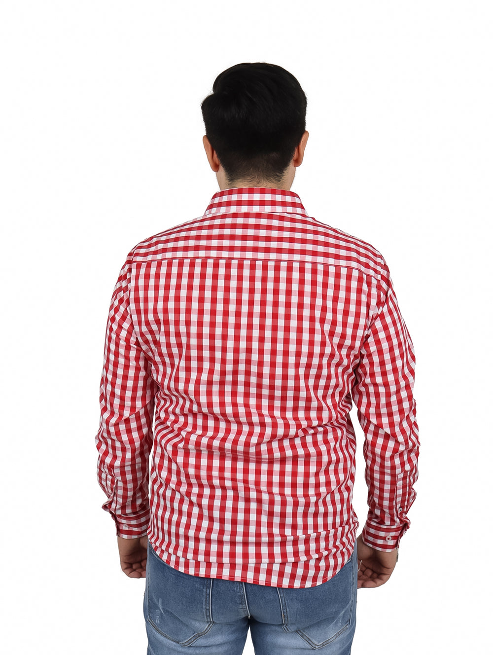 Hombre vistiendo camisa de cuadros rojos y blancos de manga larga con botones.