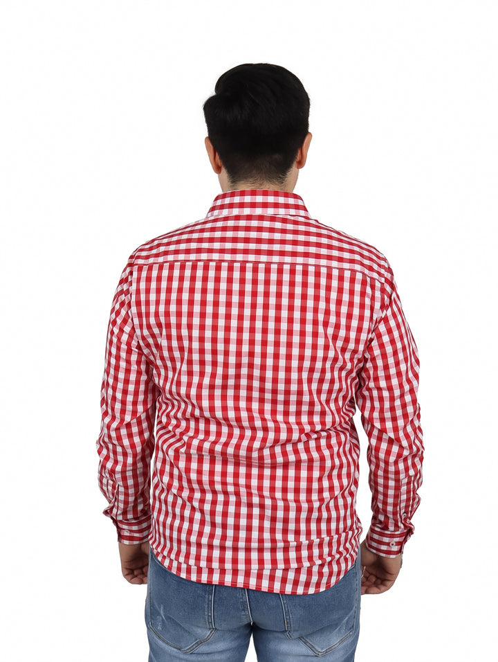 Hombre vistiendo camisa de cuadros rojos y blancos de manga larga con botones.