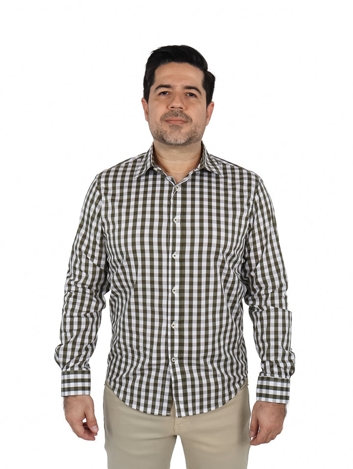 Hombre vistiendo camisa de manga larga con estampado de cuadros verdes y blancos, estilo casual.