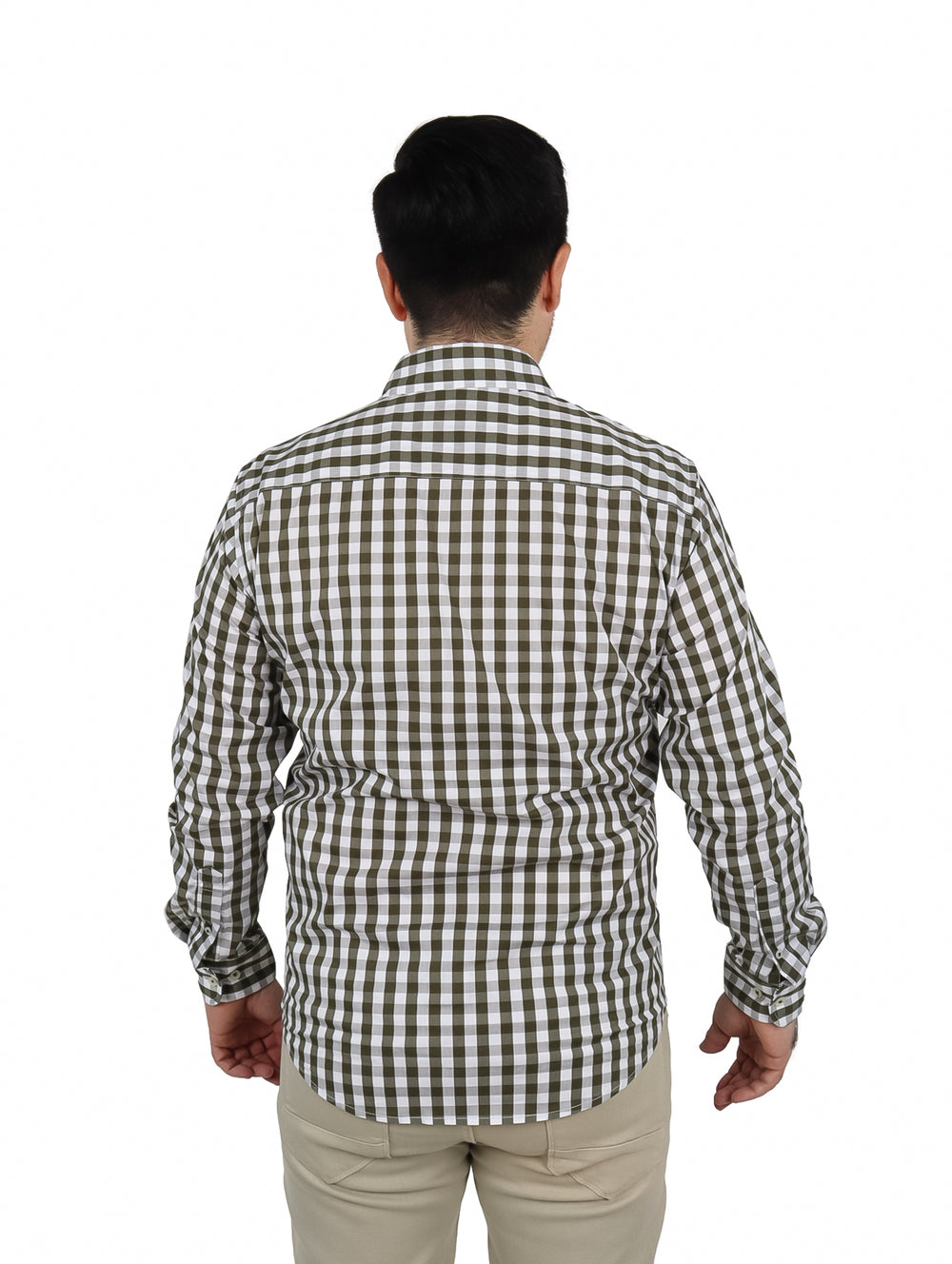 Hombre vistiendo camisa de manga larga con estampado de cuadros verdes y blancos, estilo casual.