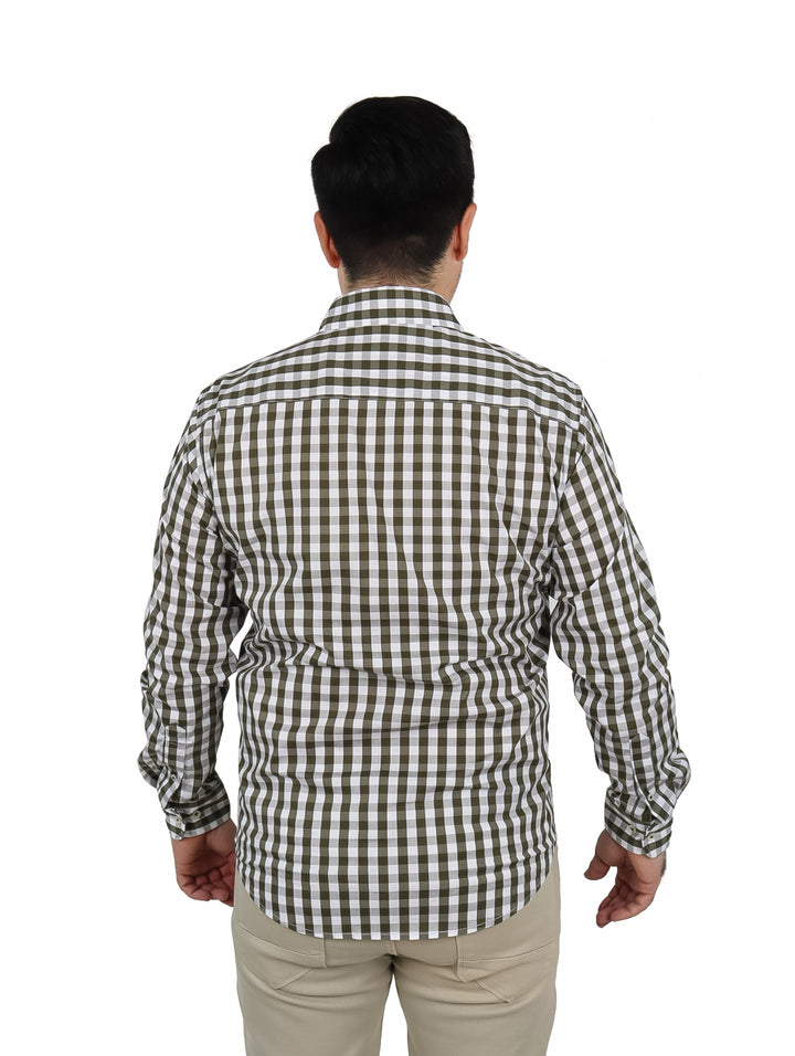 Hombre vistiendo camisa de manga larga con estampado de cuadros verdes y blancos, estilo casual.