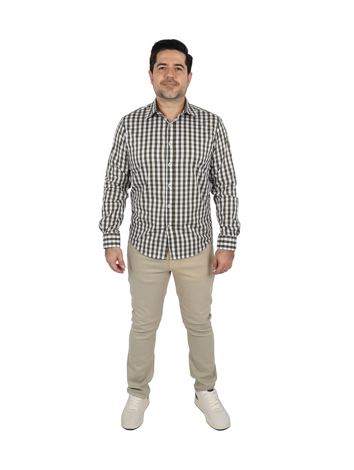 Hombre vistiendo camisa de manga larga con estampado de cuadros verdes y blancos, estilo casual.
