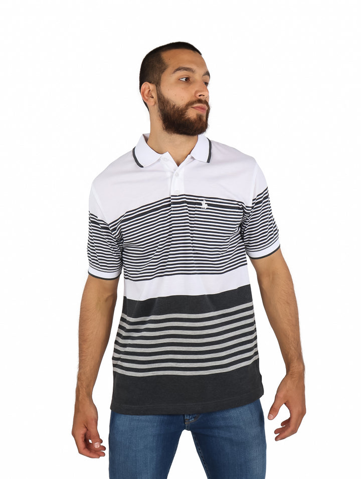 Playera polo blanca para hombre con diseño de rayas horizontales en tonos gris y negro.