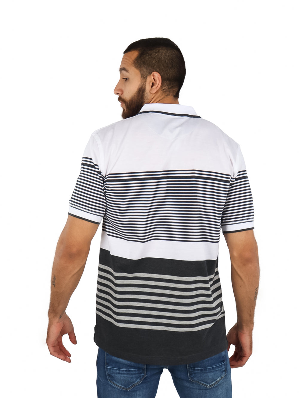 Playera polo blanca para hombre con diseño de rayas horizontales en tonos gris y negro.