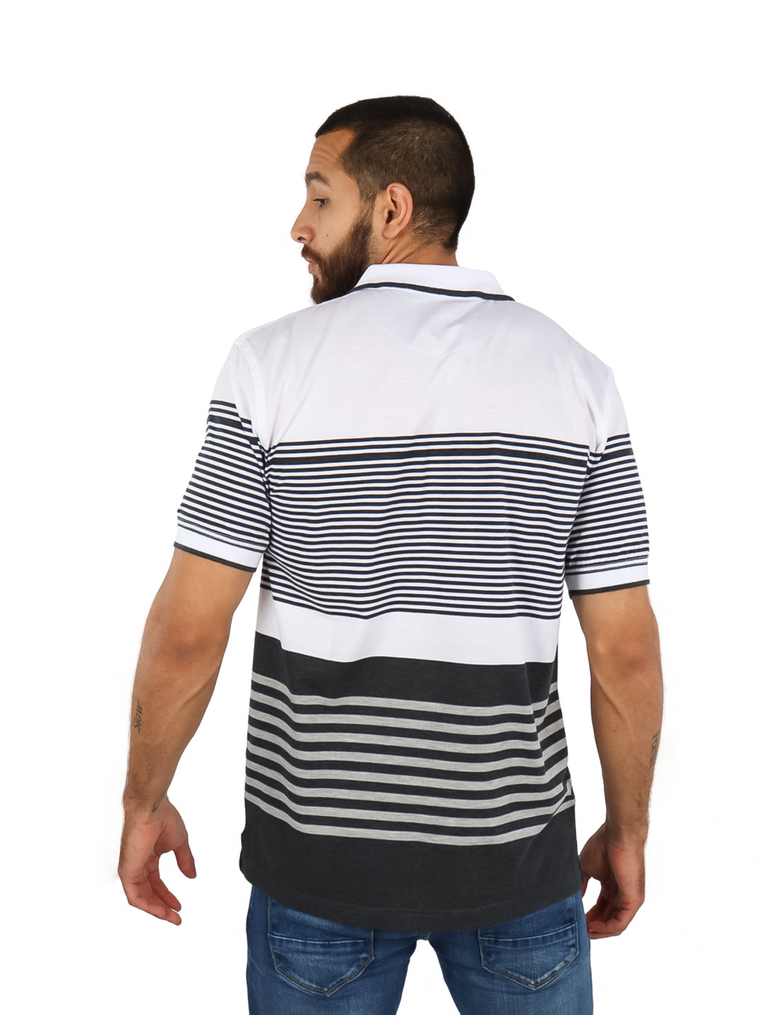 Playera polo blanca para hombre con diseño de rayas horizontales en tonos gris y negro.