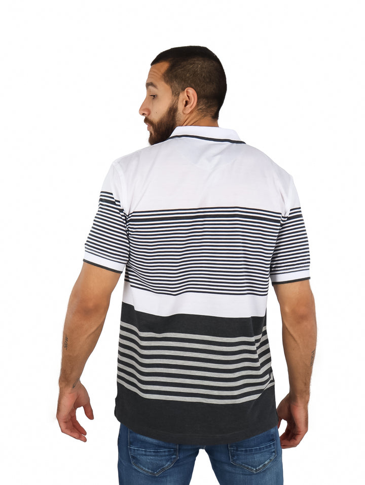 Playera polo blanca para hombre con diseño de rayas horizontales en tonos gris y negro.
