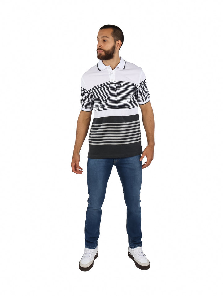 Playera polo blanca para hombre con diseño de rayas horizontales en tonos gris y negro.