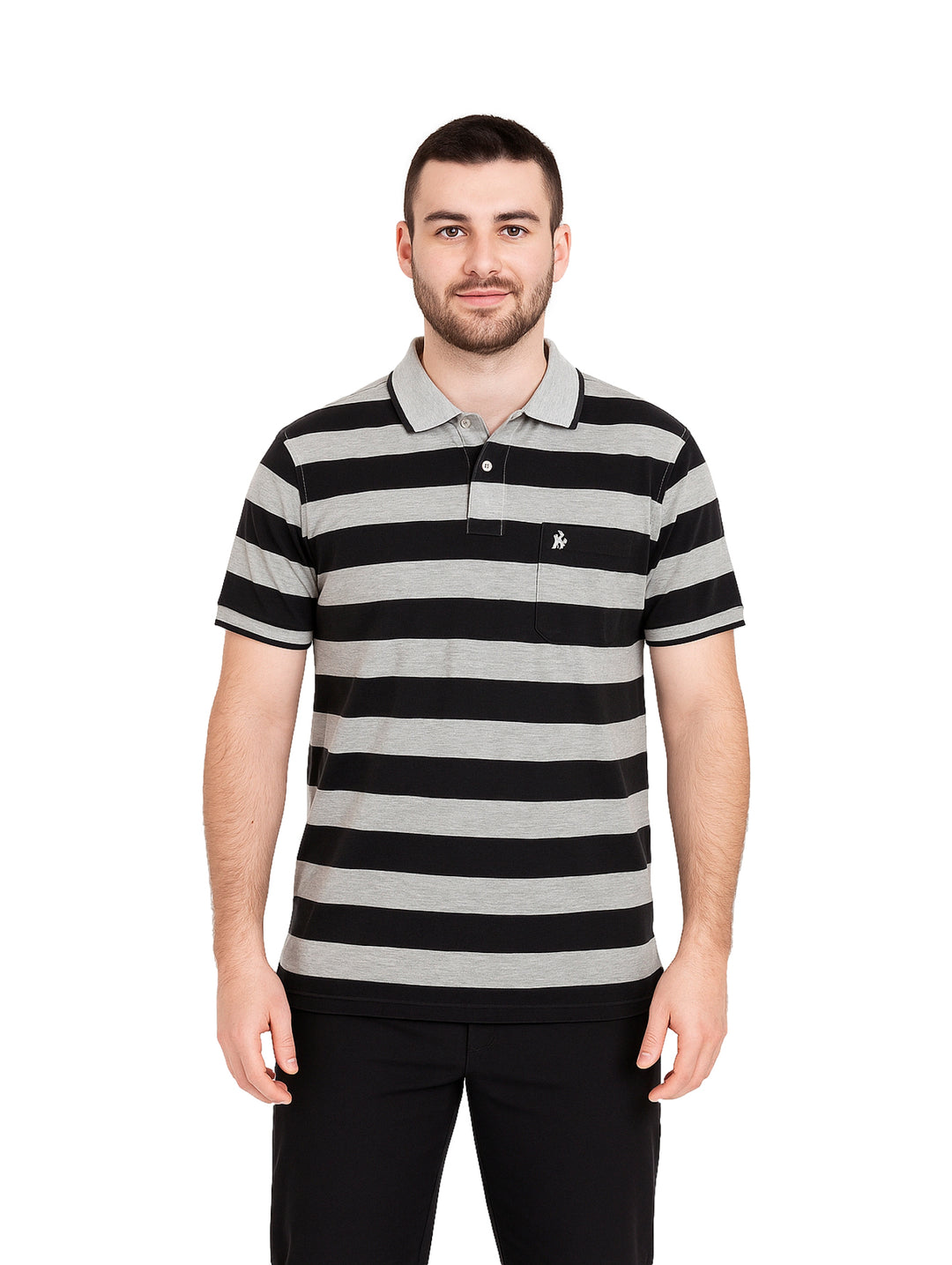 Hombre vistiendo playera polo de manga corta con rayas horizontales en colores gris y negro.