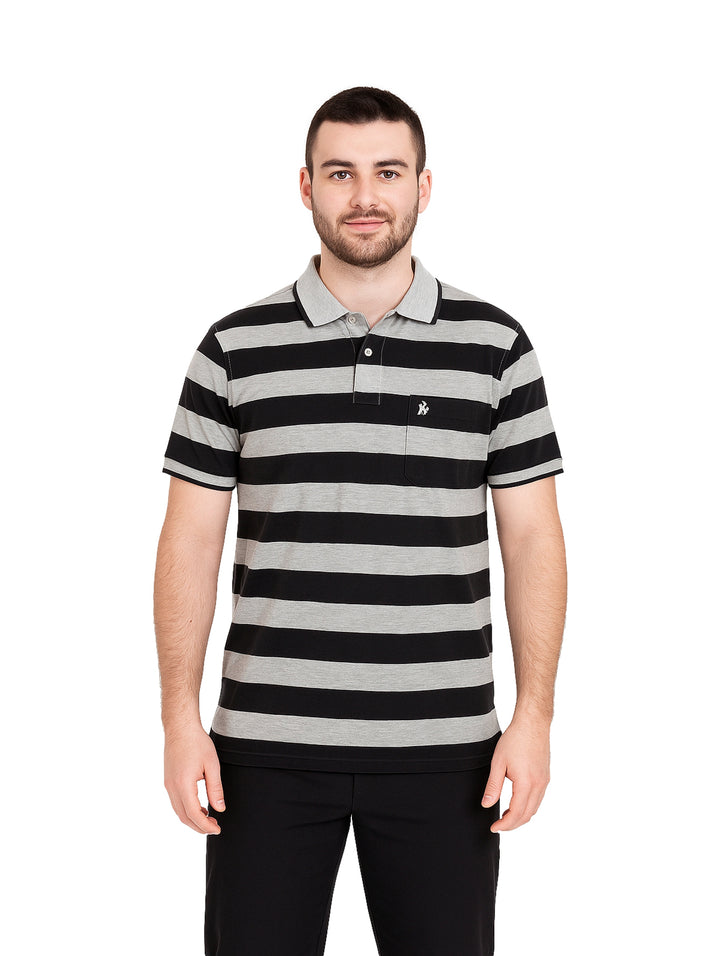 Hombre vistiendo playera polo de manga corta con rayas horizontales en colores gris y negro.