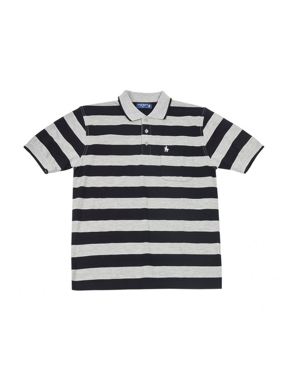 Hombre vistiendo playera polo de manga corta con rayas horizontales en colores gris y negro.