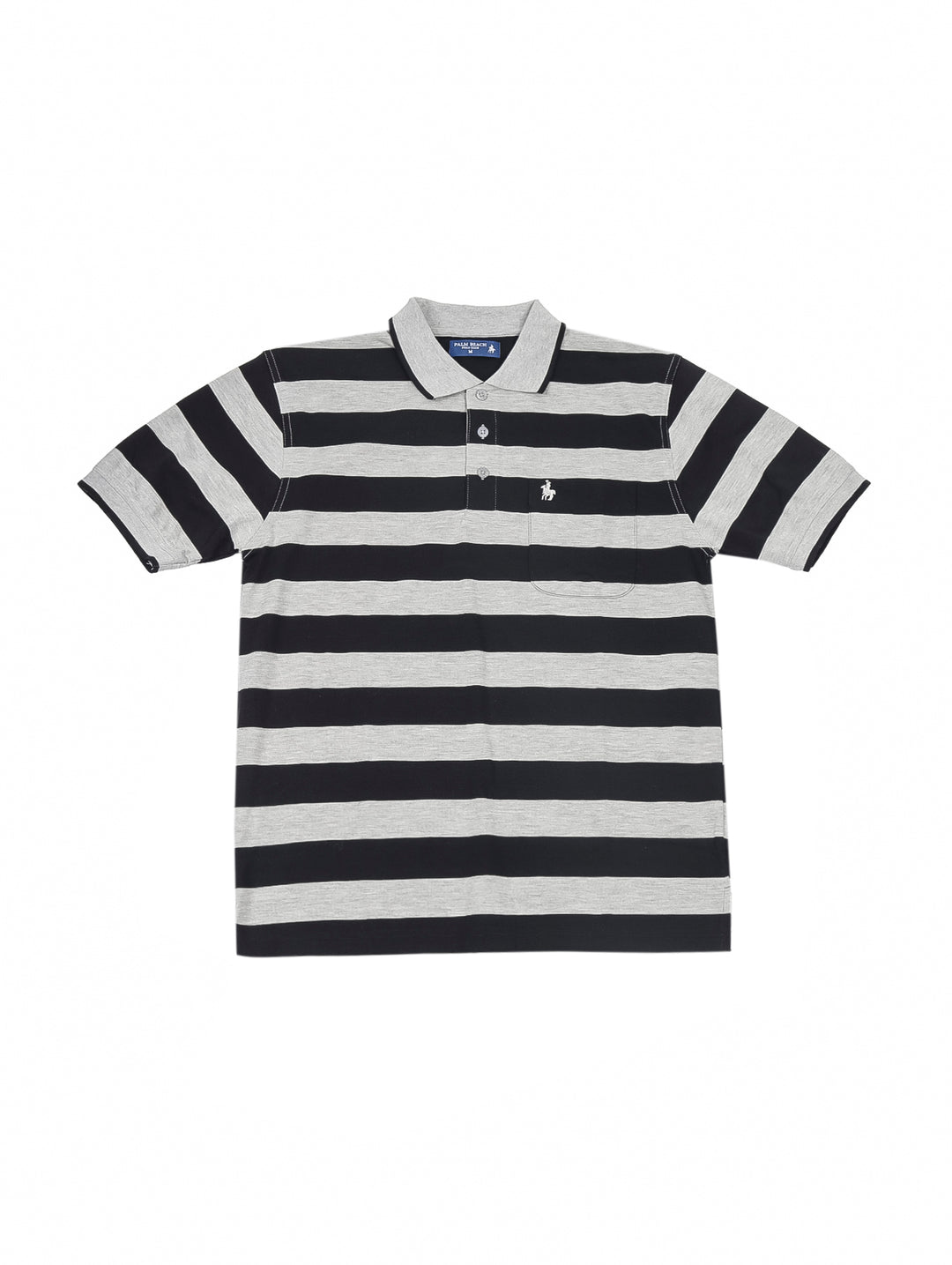 Hombre vistiendo playera polo de manga corta con rayas horizontales en colores gris y negro.