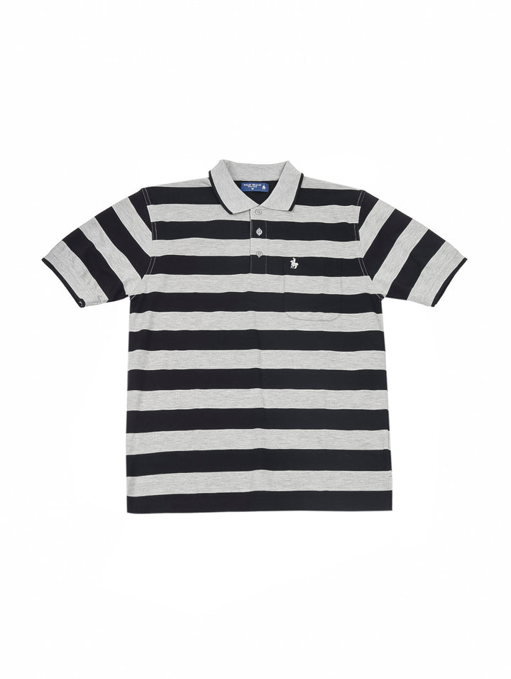 Hombre vistiendo playera polo de manga corta con rayas horizontales en colores gris y negro.