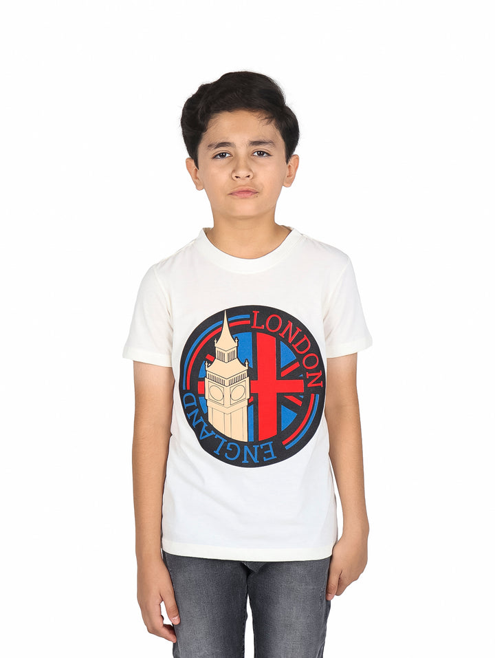 Niño vistiendo camiseta color hueso con estampado circular de Londres y el Big Ben en el centro.