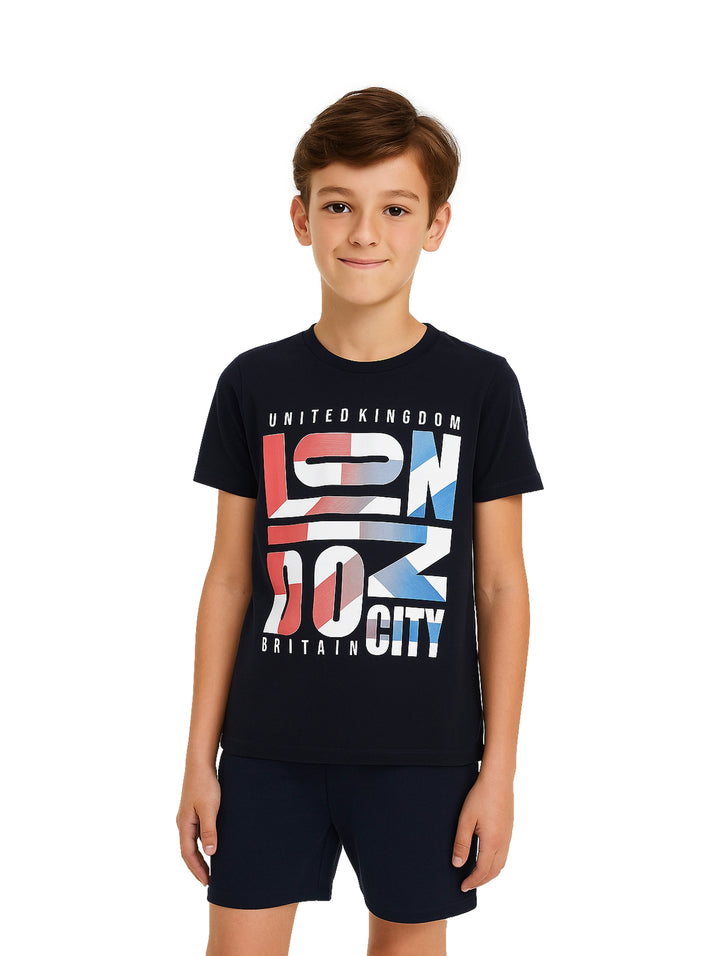 Niño vistiendo camiseta negra de manga corta con estampado gráfico colorido de Londres en el pecho.