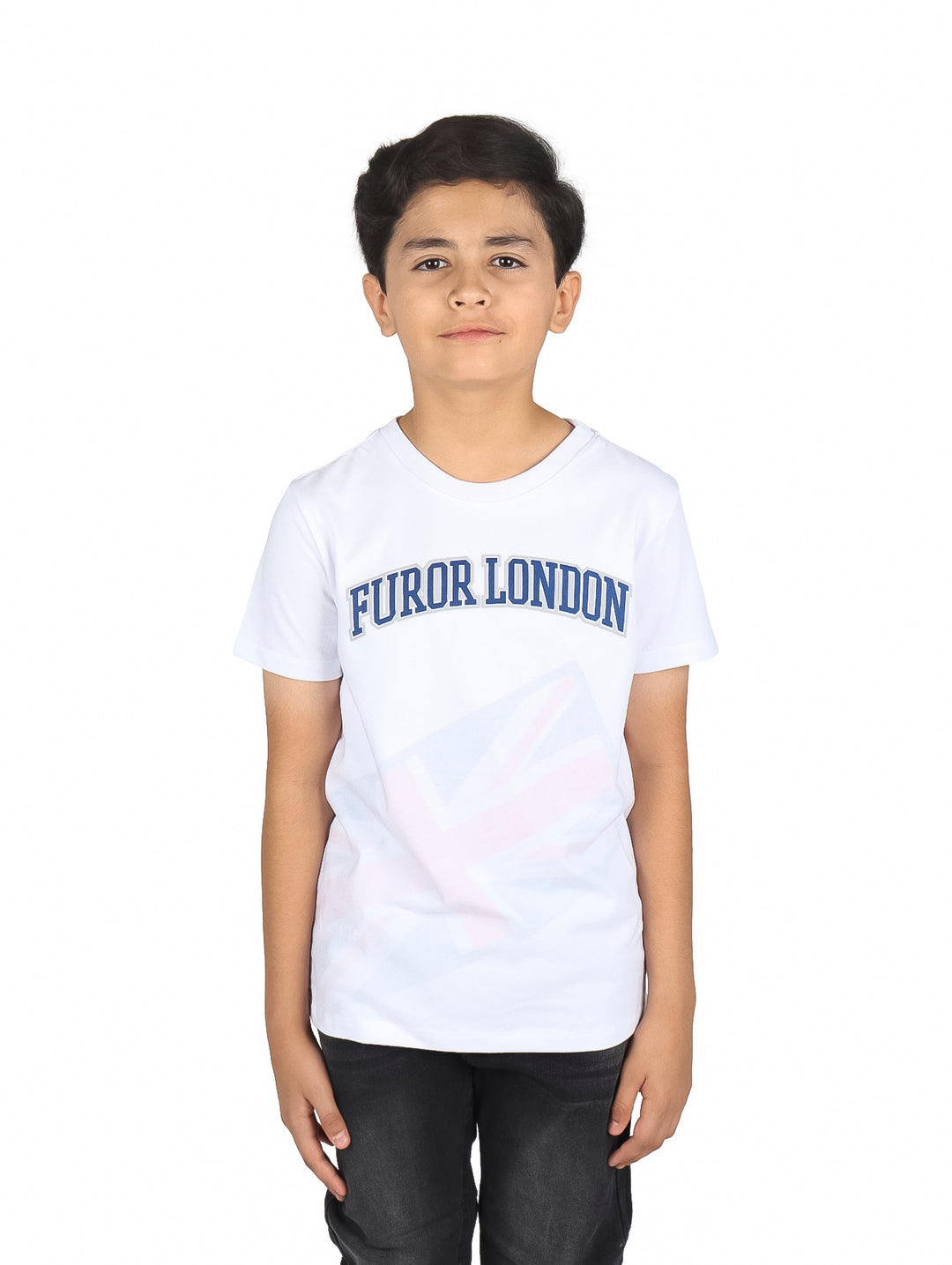 Niño vistiendo una camiseta blanca de manga corta con el texto FUROR LONDON en azul y un gráfico tenue al fondo.