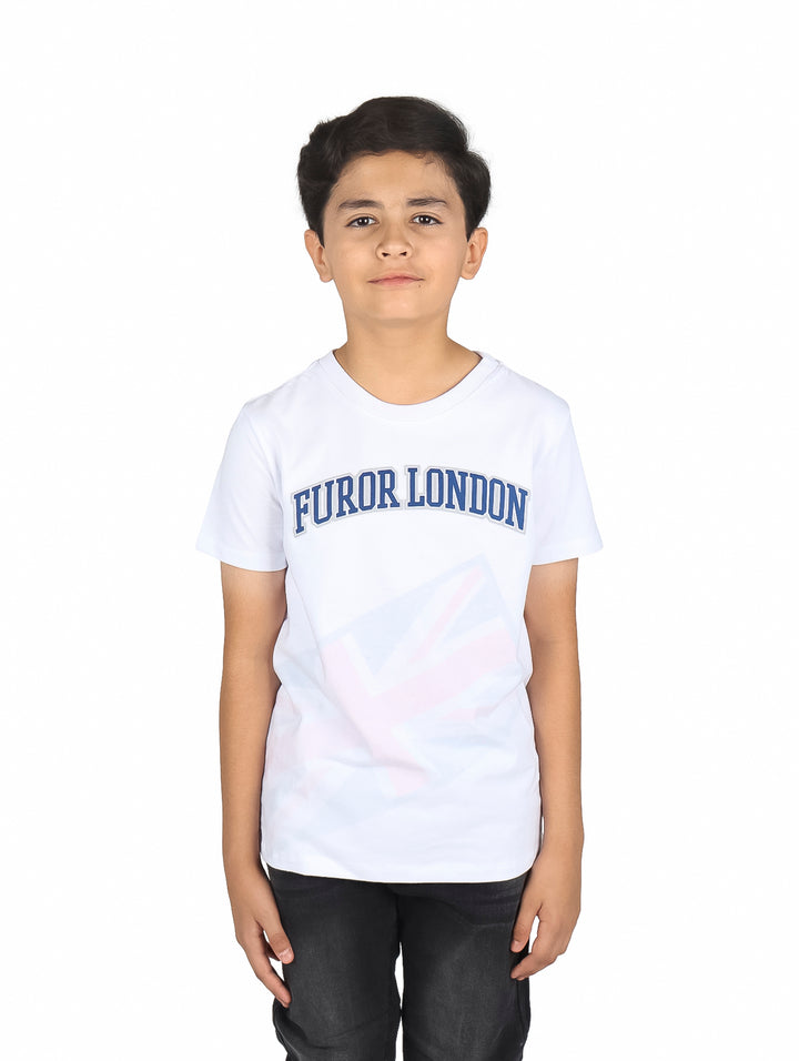 Niño vistiendo una camiseta blanca de manga corta con el texto FUROR LONDON en azul y un gráfico tenue al fondo.