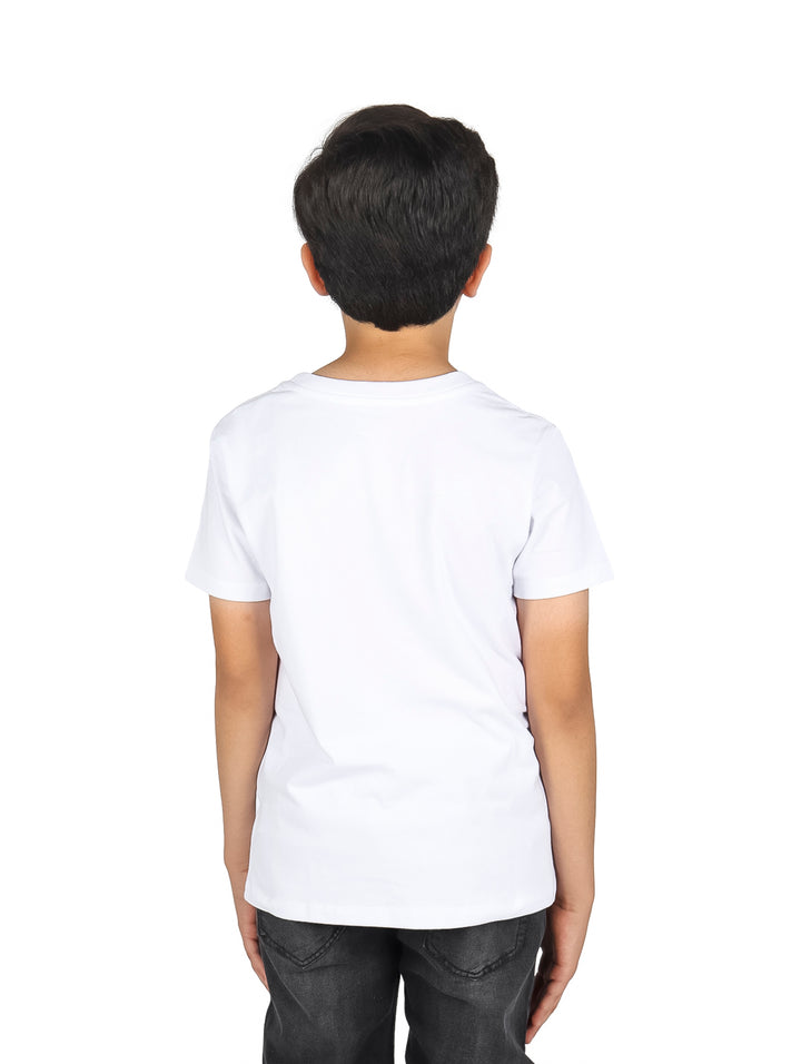 Niño vistiendo una camiseta blanca de manga corta con el texto FUROR LONDON en azul y un gráfico tenue al fondo.