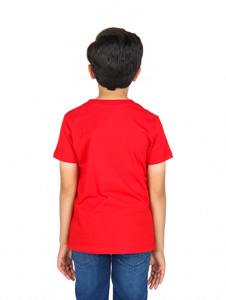 Niño vistiendo una playera roja de manga corta con la palabra LONDON estampada en el pecho.