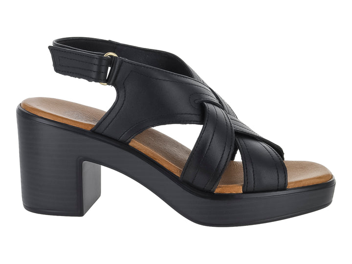 Sandalia Flexi color negro para mujer con tacón cuadrado, plataforma y tiras cruzadas en la parte frontal.