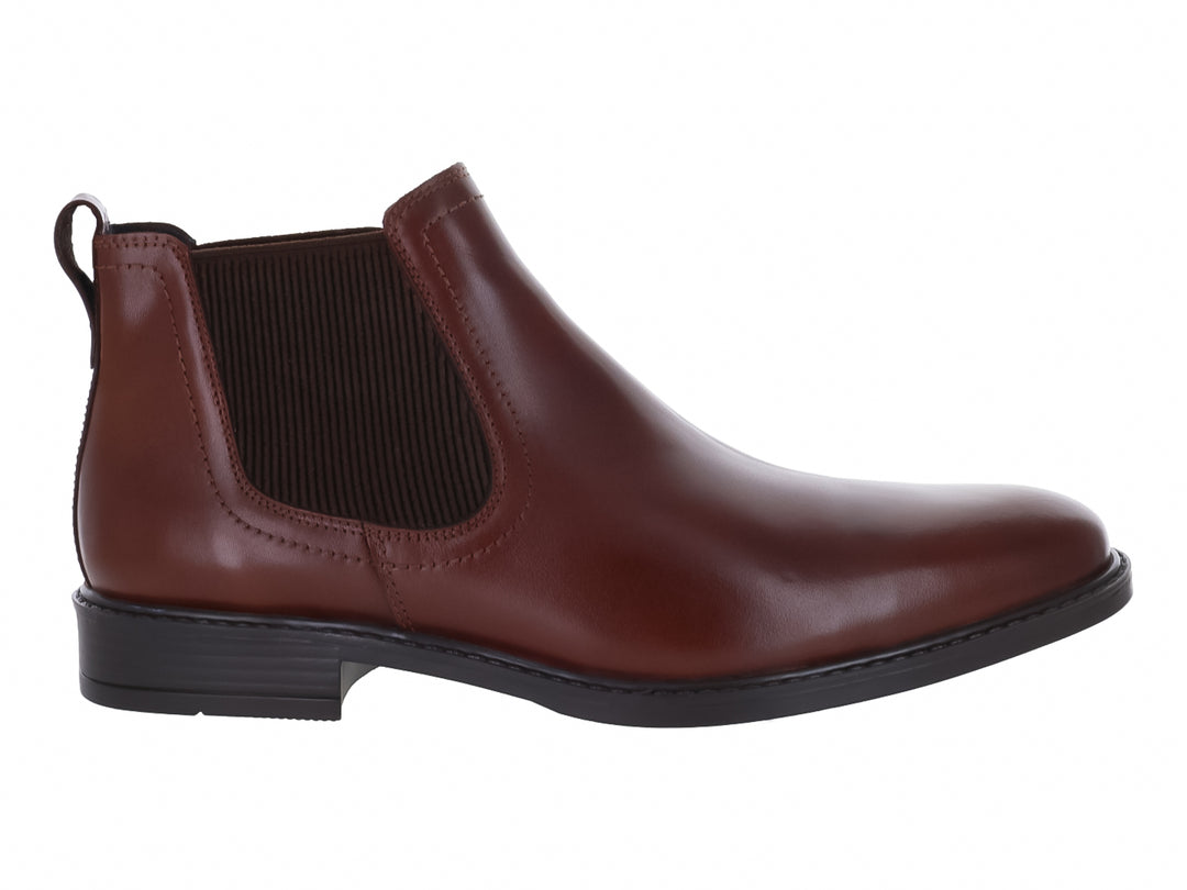 Botín estilo Chelsea de cuero color caoba con suela negra y panel elástico lateral.
