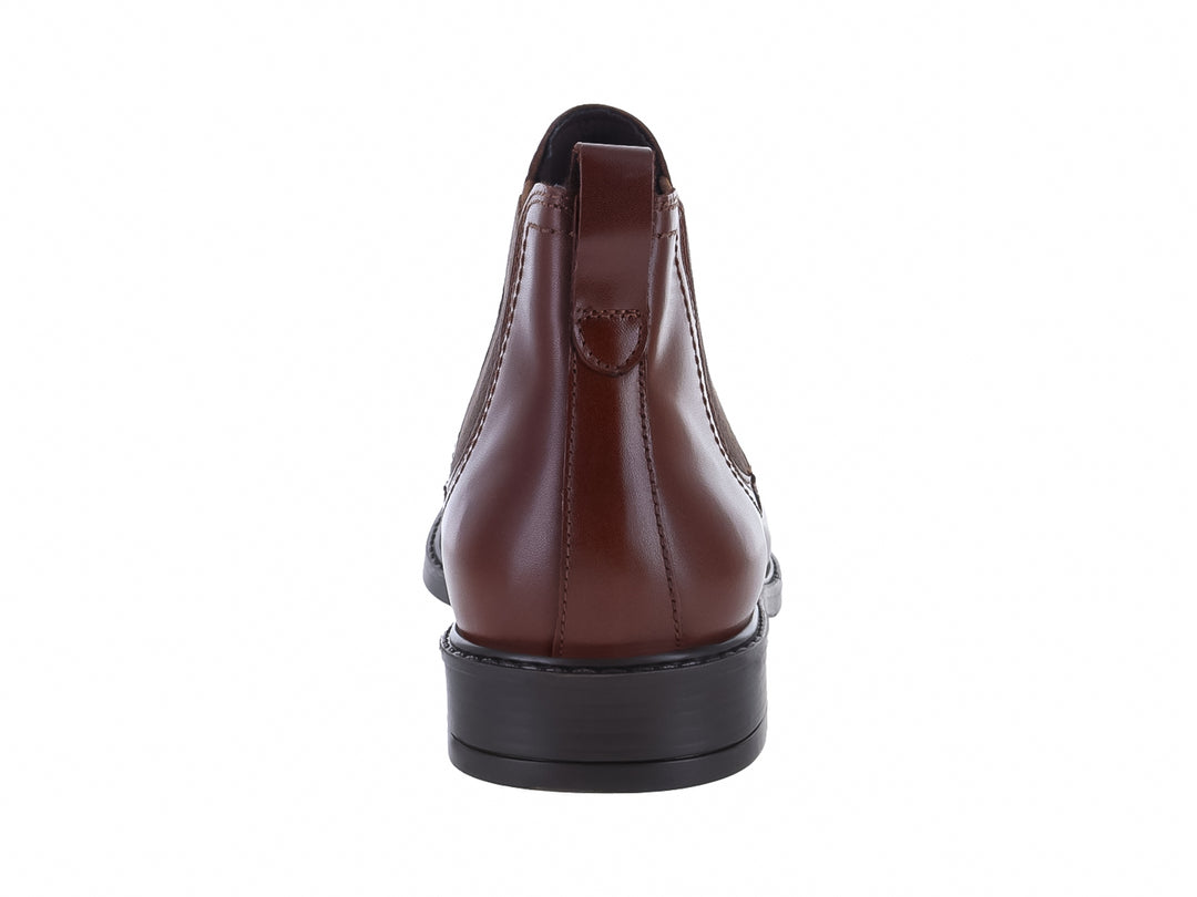 Botín estilo Chelsea de cuero color caoba con suela negra y panel elástico lateral.