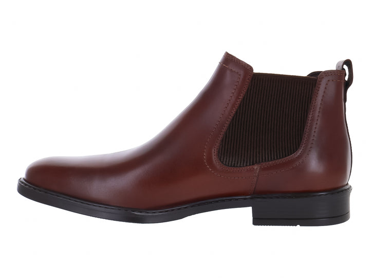 Botín estilo Chelsea de cuero color caoba con suela negra y panel elástico lateral.
