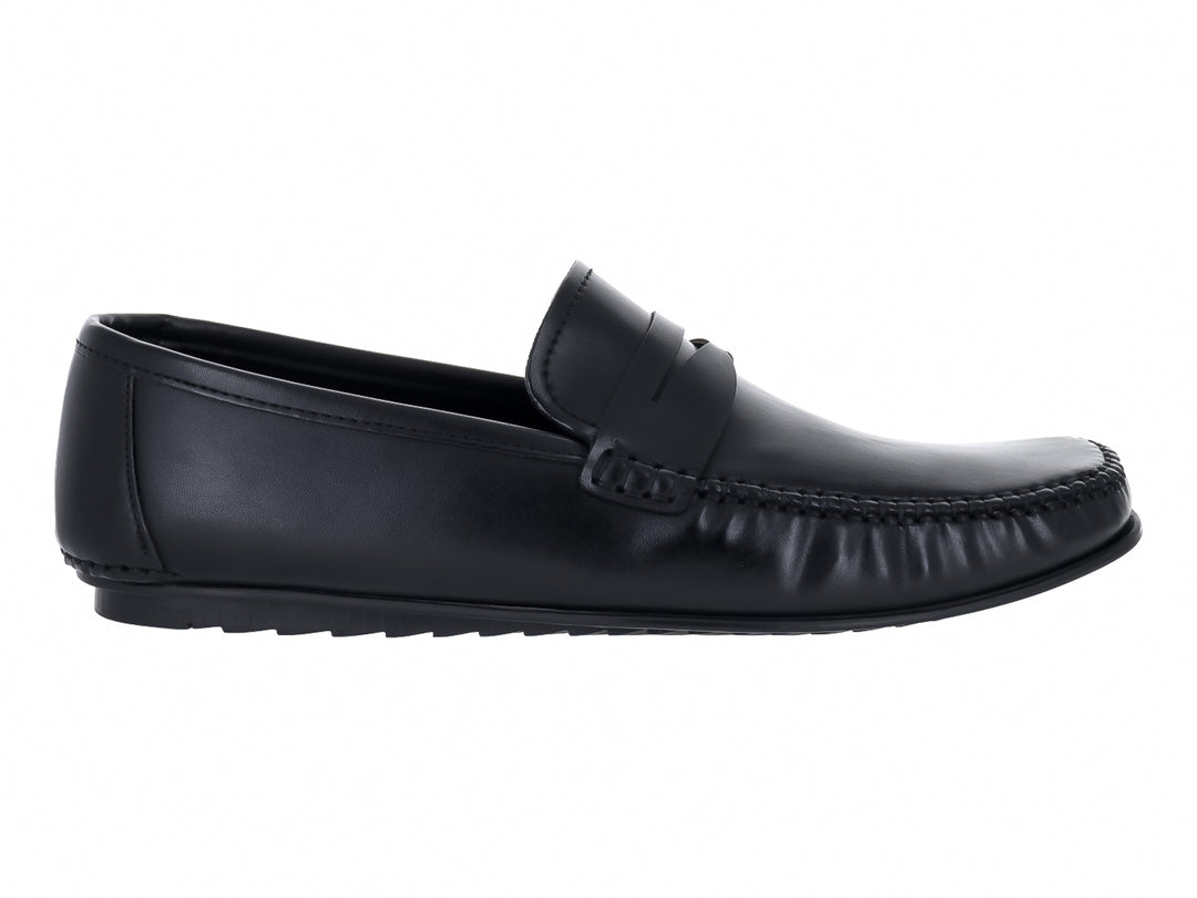 Zapato mocasín de cuero color negro con acabado liso.