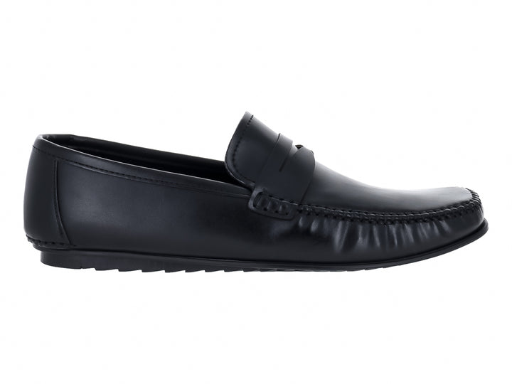 Zapato mocasín de cuero color negro con acabado liso.