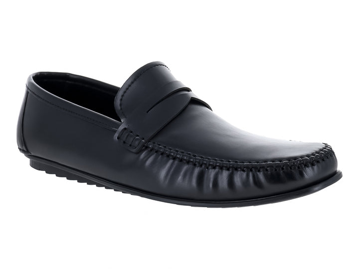 Zapato mocasín de cuero color negro con acabado liso.