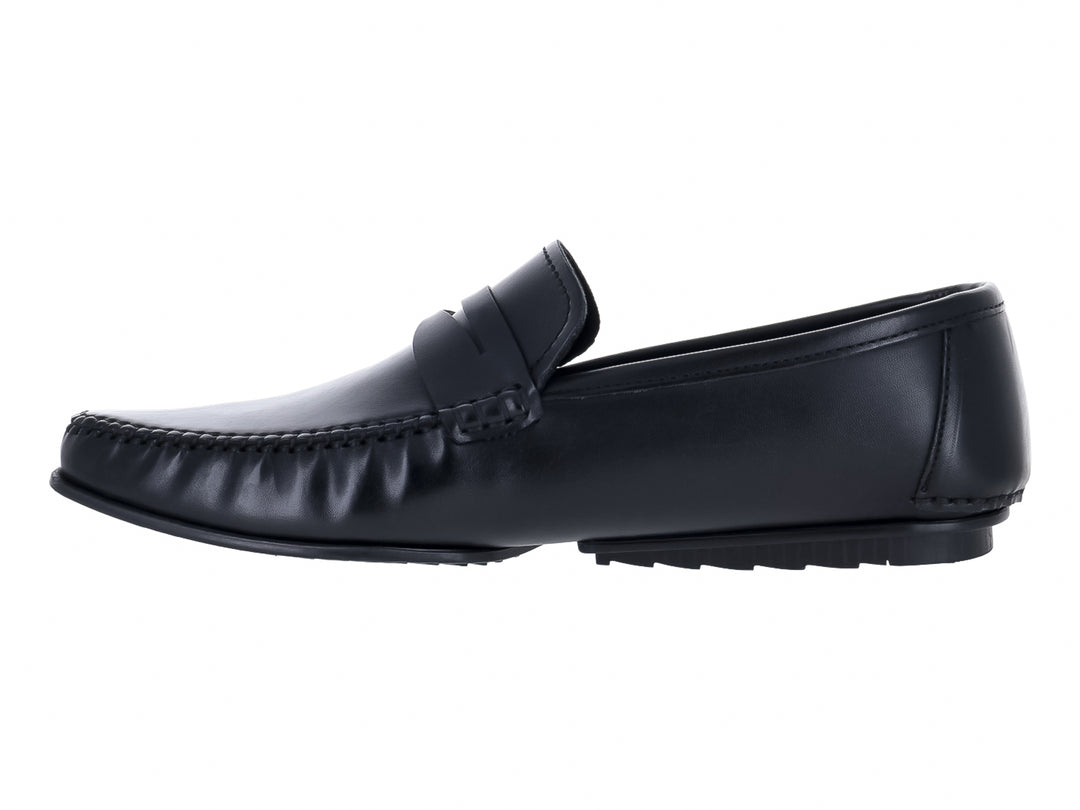 Zapato mocasín de cuero color negro con acabado liso.