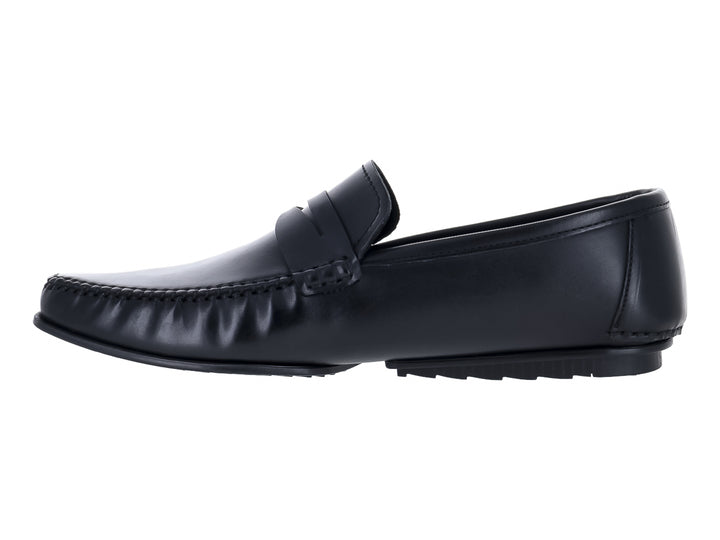 Zapato mocasín de cuero color negro con acabado liso.