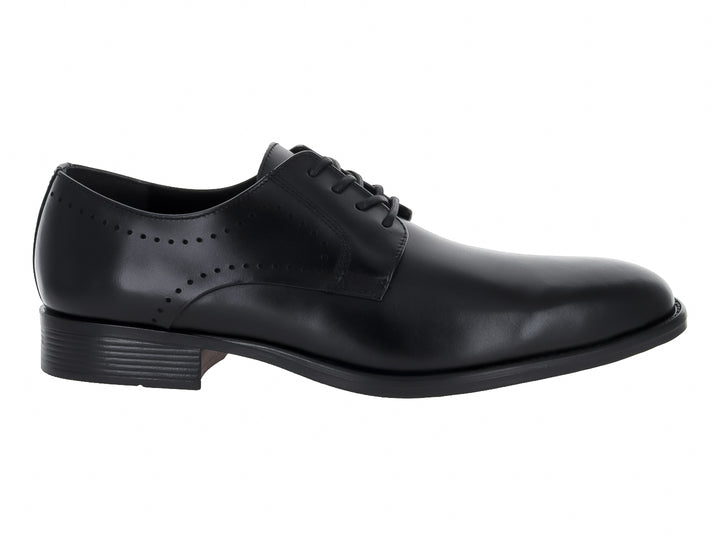 Zapato formal de cuero color negro con agujetas y detalles perforados en el costado.