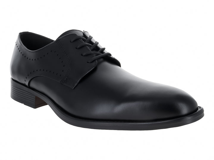 Zapato formal de cuero color negro con agujetas y detalles perforados en el costado.