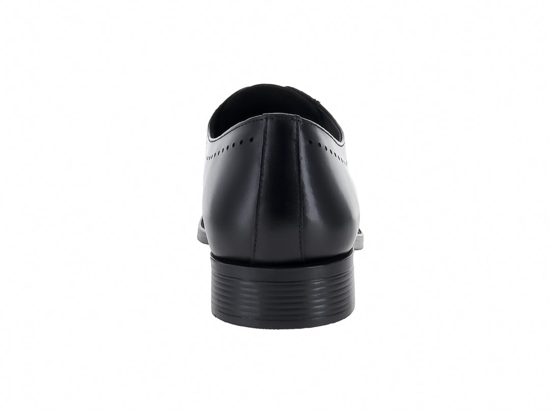 Zapato formal de cuero color negro con agujetas y detalles perforados en el costado.