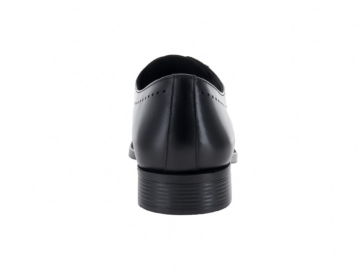 Zapato formal de cuero color negro con agujetas y detalles perforados en el costado.
