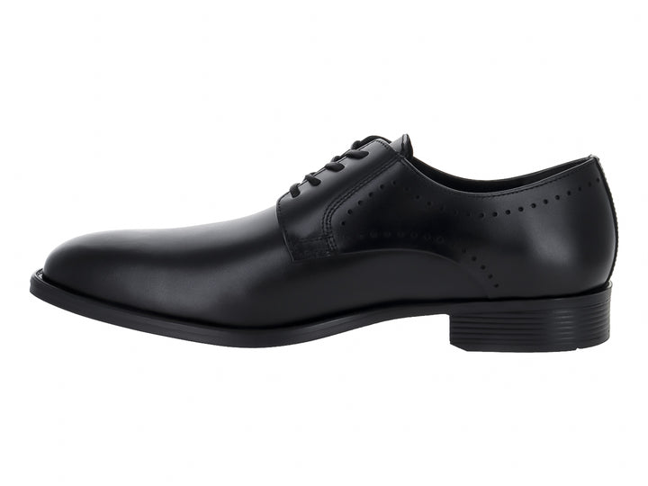 Zapato formal de cuero color negro con agujetas y detalles perforados en el costado.