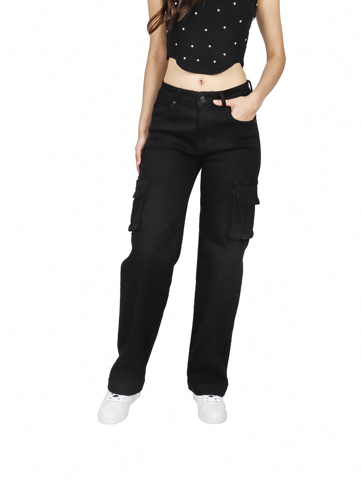 Pantalones cargo negros de mezclilla para mujer con bolsillos laterales.