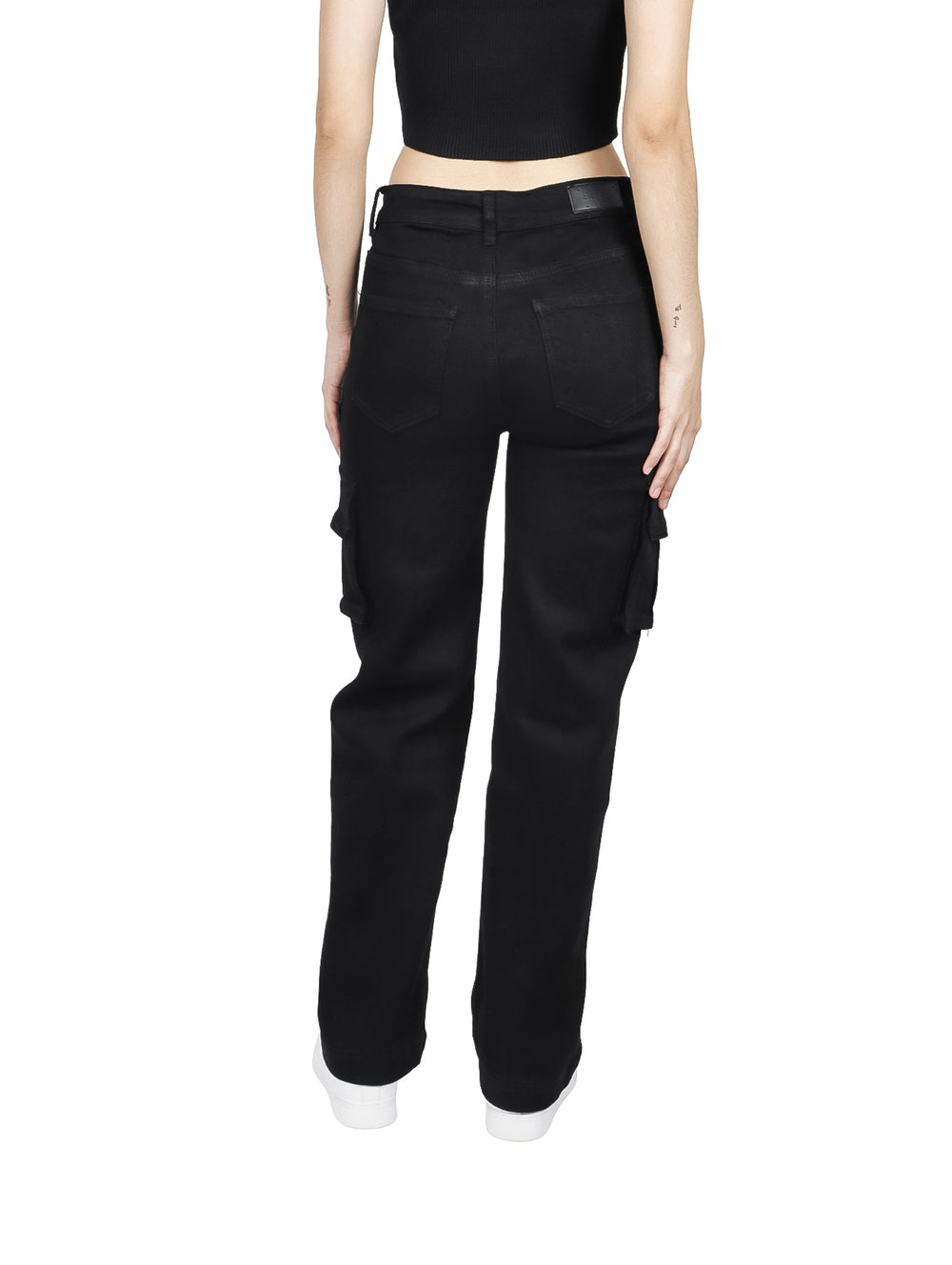 Pantalones cargo negros de mezclilla para mujer con bolsillos laterales.