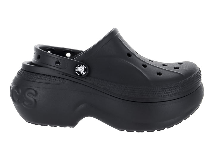 Zuecos Crocs Bella Clog en color negro con plataforma elevada y correa trasera.
