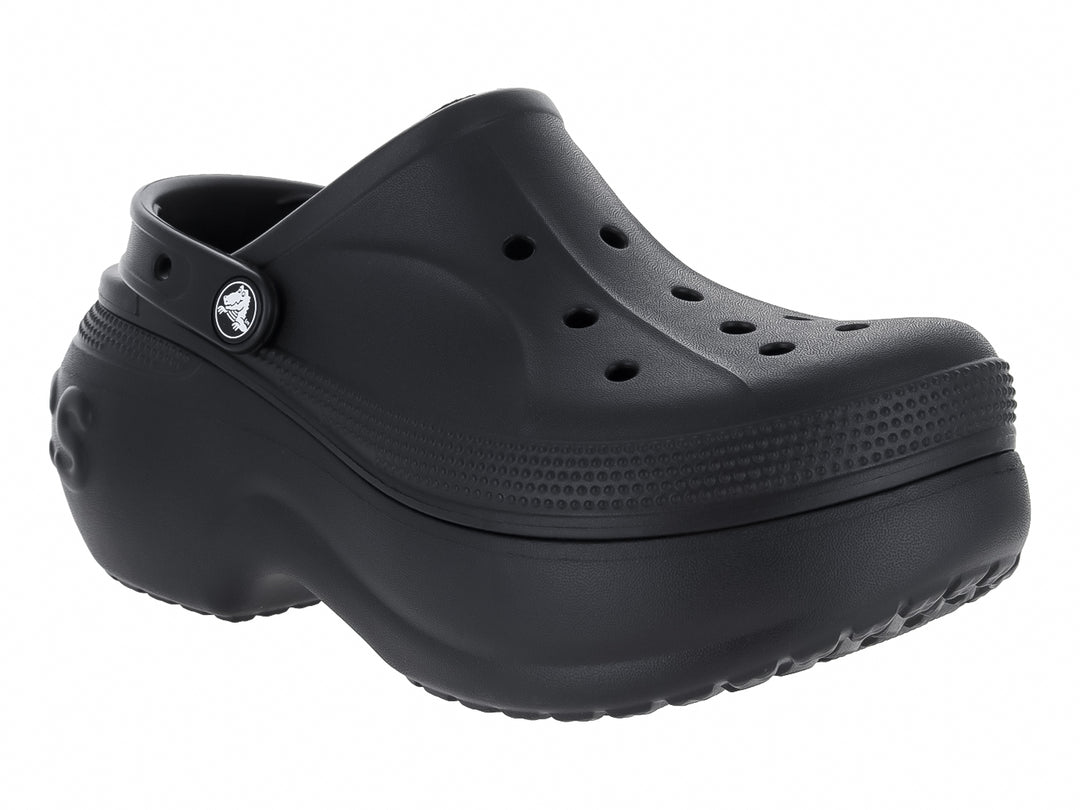 Zuecos Crocs Bella Clog en color negro con plataforma elevada y correa trasera.