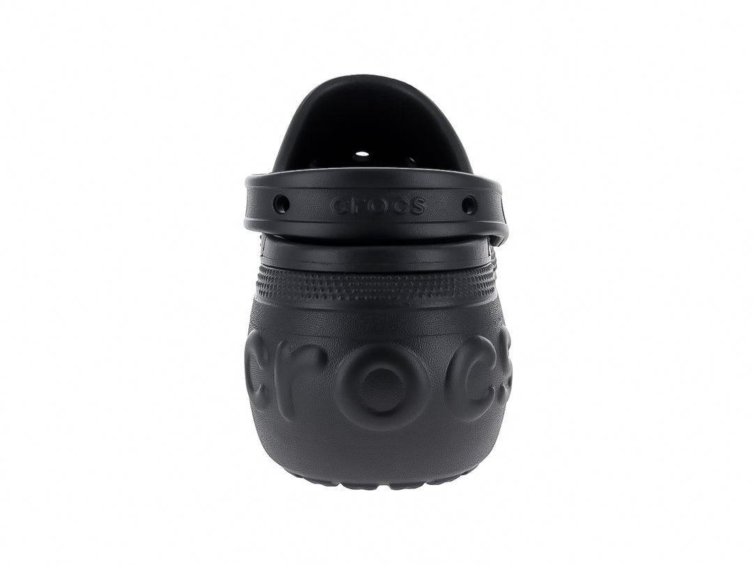 Zuecos Crocs Bella Clog en color negro con plataforma elevada y correa trasera.