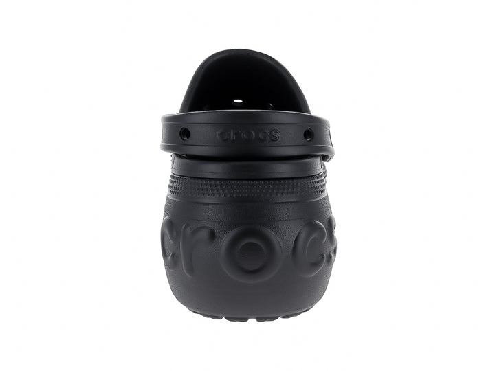 Zuecos Crocs Bella Clog en color negro con plataforma elevada y correa trasera.
