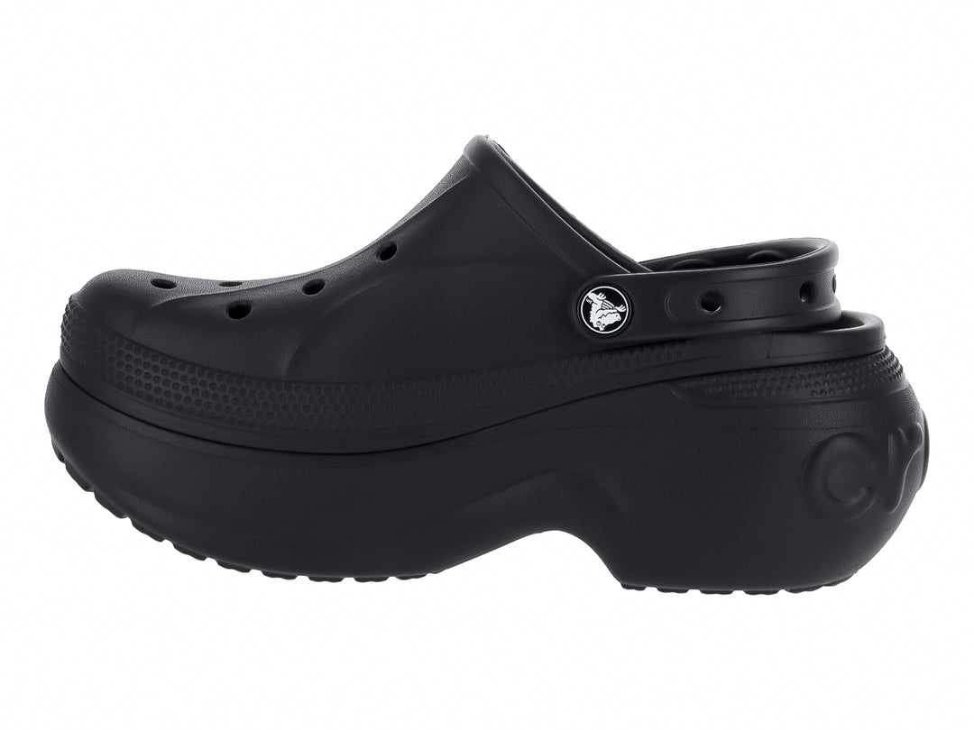 Zuecos Crocs Bella Clog en color negro con plataforma elevada y correa trasera.