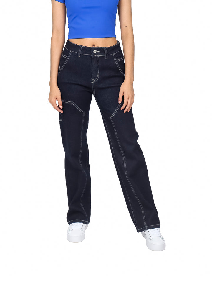 Mujer vistiendo pantalones jeans rectos color azul oscuro con costuras blancas contrastantes.