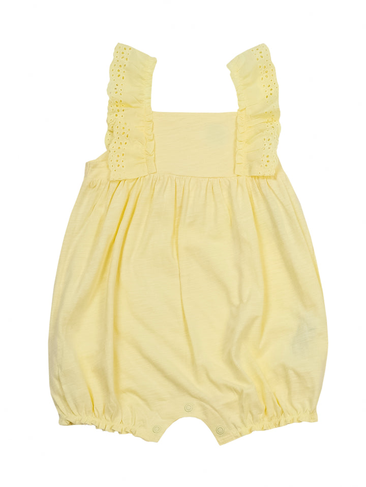 Niña pequeña vistiendo un romper amarillo de CARTER&