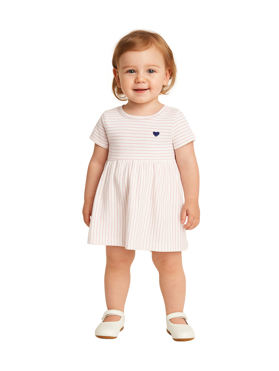 Niña pequeña con vestido rosa y blanco a rayas y un detalle de corazón azul en el pecho.