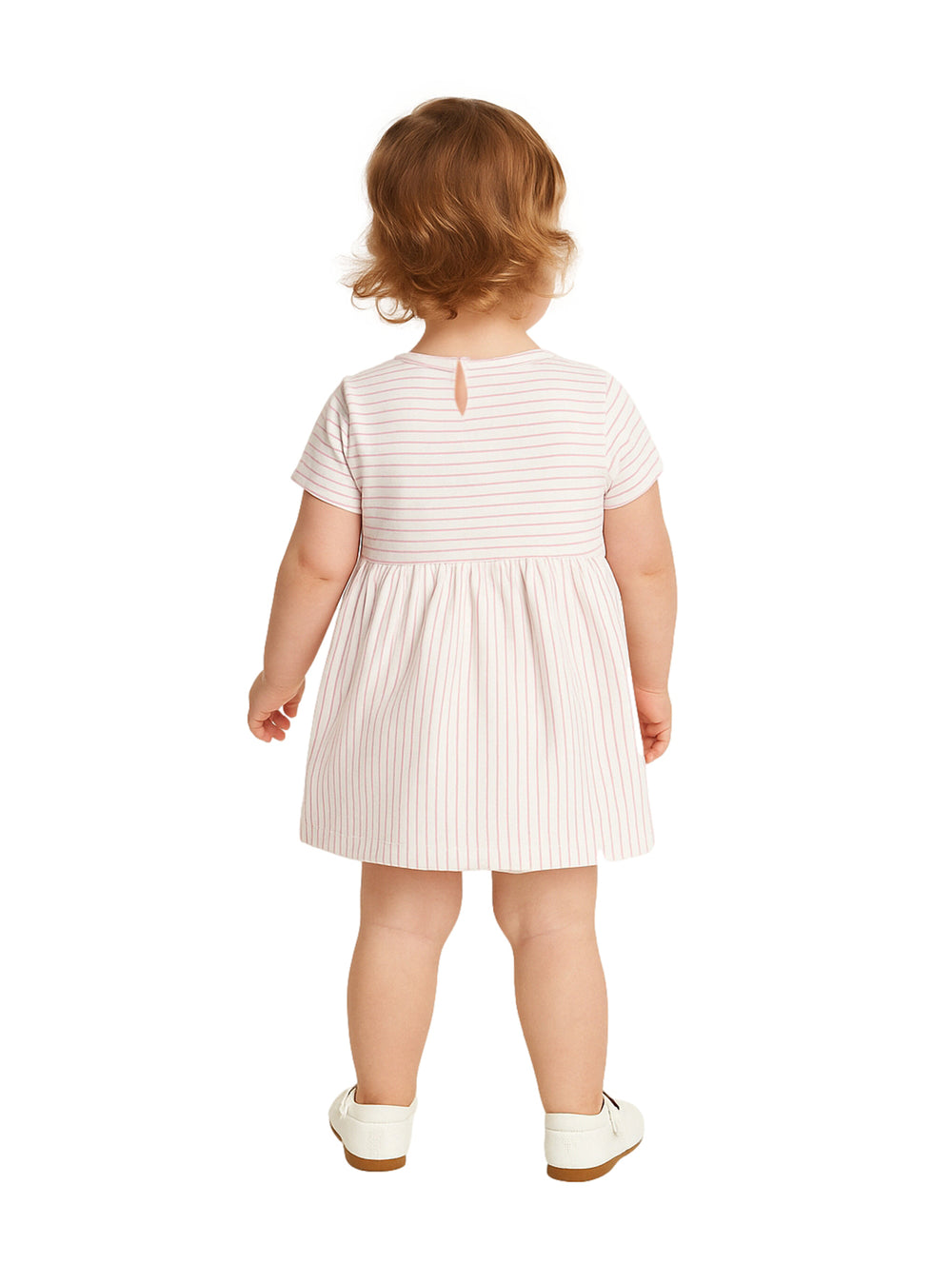 Niña pequeña con vestido rosa y blanco a rayas y un detalle de corazón azul en el pecho.