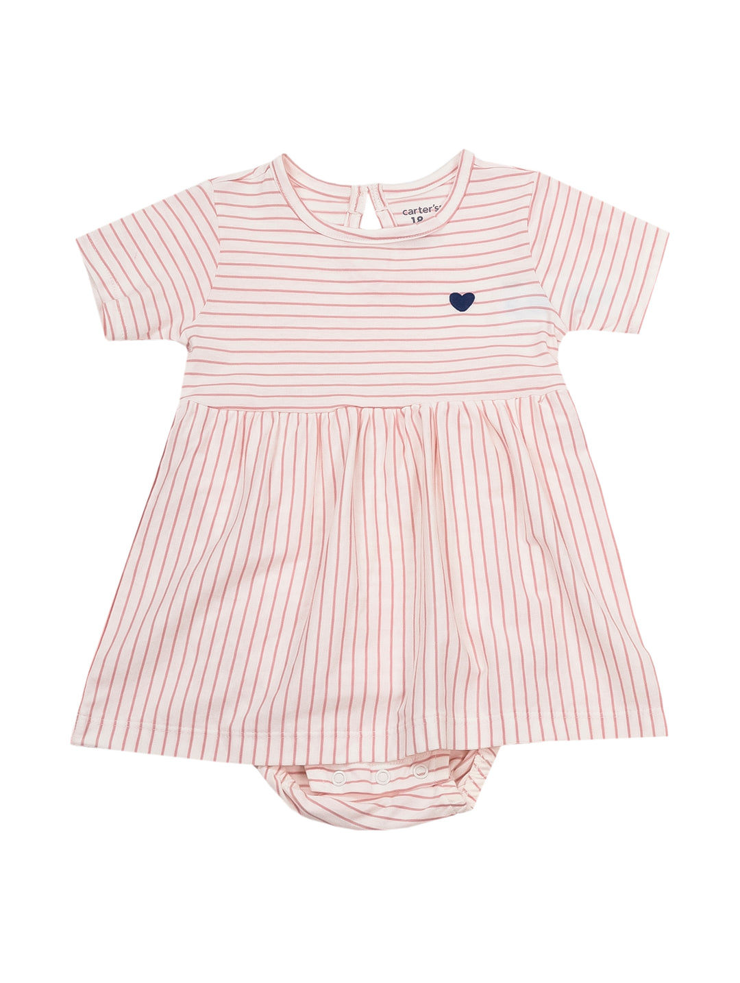 Niña pequeña con vestido rosa y blanco a rayas y un detalle de corazón azul en el pecho.